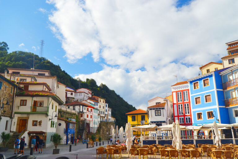 Qué ver en Asturias: los lugares imprescindibles que no te puedes perder 10 Vista desde la plaza de Cudillero hacia las casas escalonadas, con fachadas coloridas que forman un anfiteatro urbano frente al puerto asturiano