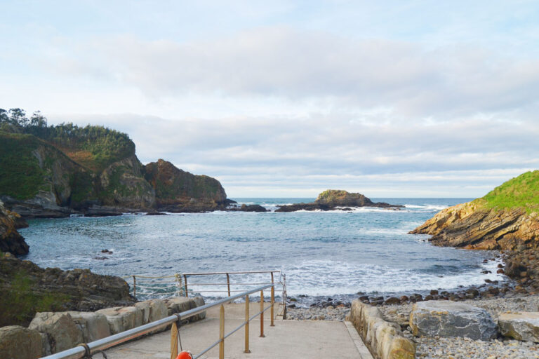 Las mejores playas de Asturias: un viaje entre acantilados, arena y naturaleza salvaje 5 Playa-de-Pormenande-en-el-Concejo-de-El-Franco
