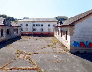 Inicio 38 Las Ruinas de las Antiguas Escuelas de Navia: Un Recuerdo del Pasado