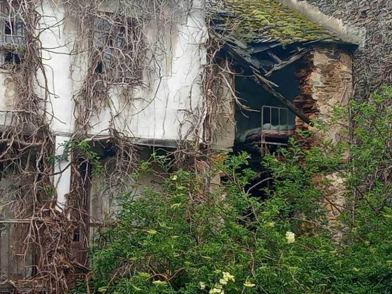Sombras del Tiempo: La Casa Olvidada en Navia 19 ruina en navia